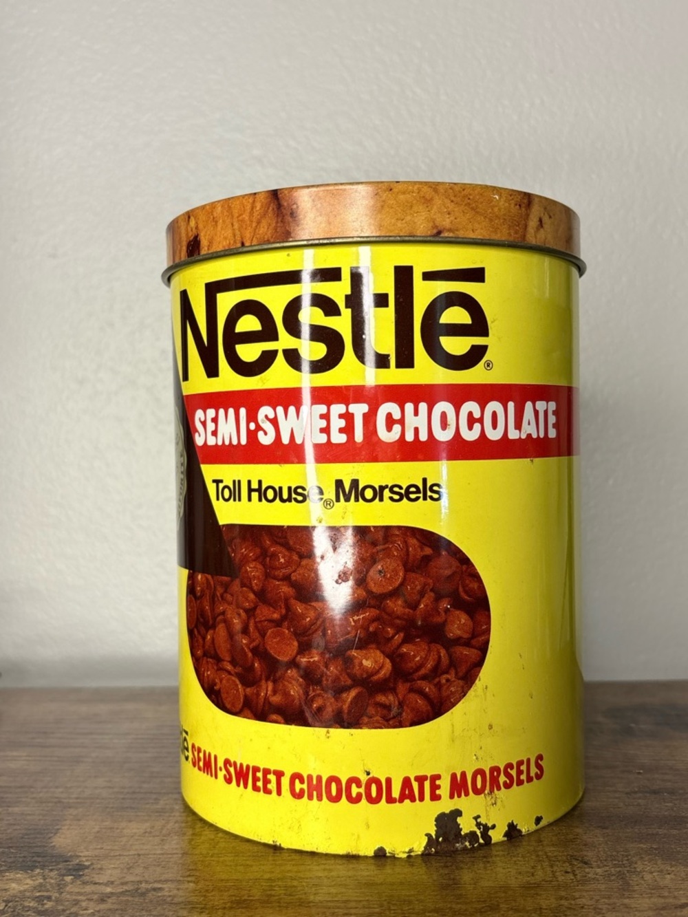 Nestlé Semi-Sweet Chocolate Morsels Tin - Yellow & Brown